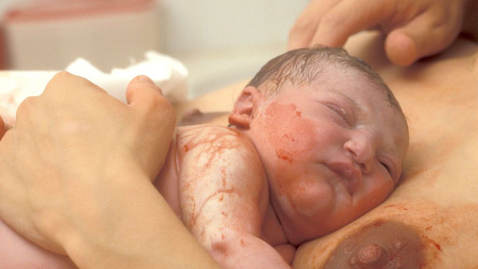 Konur að fæða börn á bakinu ... fyrir karl­menn