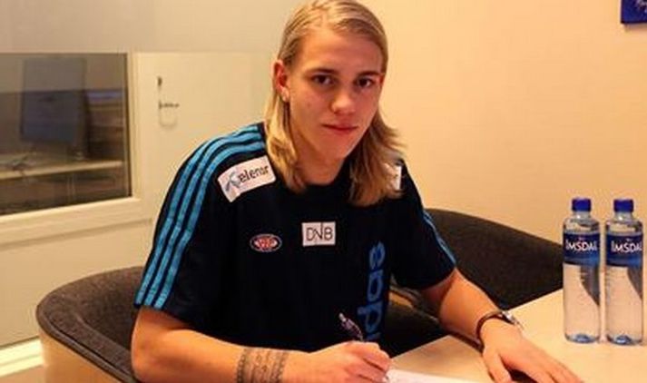 Elías Már skrifar undir samninginn.