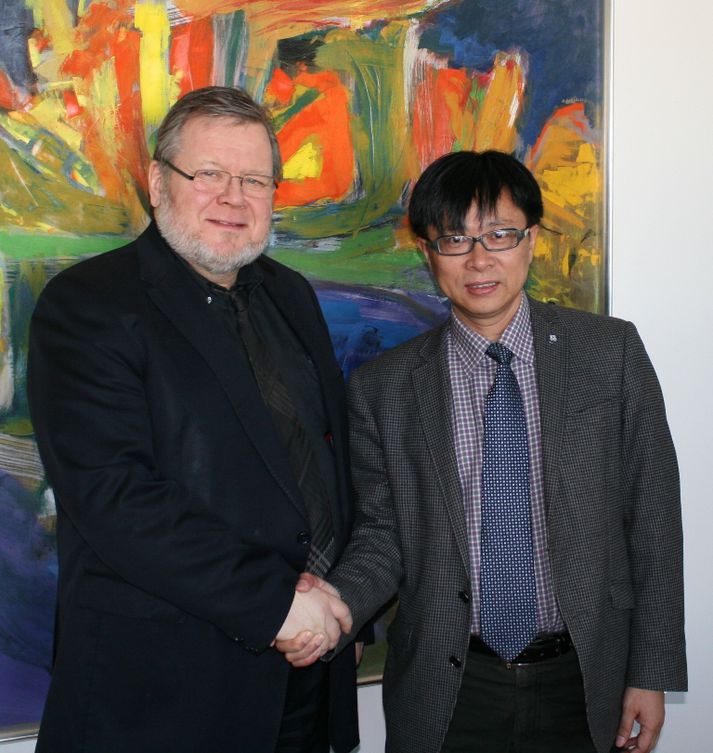 Össur Skarphéðinsson ásamt Huigen Yang, yfirmanni Kínversku Heimskautastofnunarinnar,