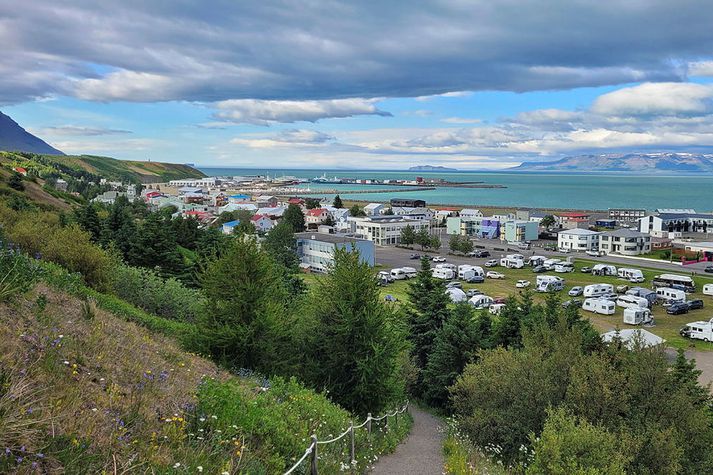 Tjaldstæðið á Sauðárkróki á fallegum sumardegi. Þar er ekkert rafmagn þessa stundina.