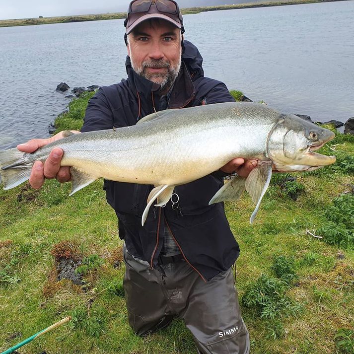 Reynir Friðriksson með 64 sm bleikju úr Hlíðarvatni
