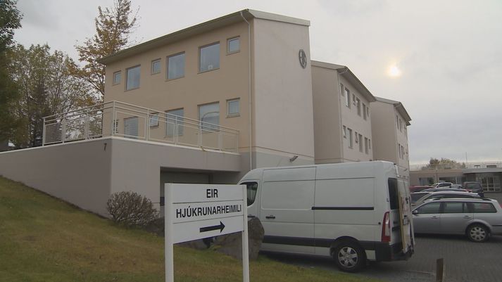 Mikil áhersla hefur verið lögð á það að tryggja að smit komi upp ekki upp á hjúkrunarheimilunum hér á landi meðal annars með því að setja á heimsóknarbann.