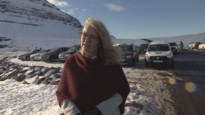 Björg Ágústsdóttir, bæjarstjóri Grundarfjarðar, við bílastæðið hjá Kirkjufellsfossi.