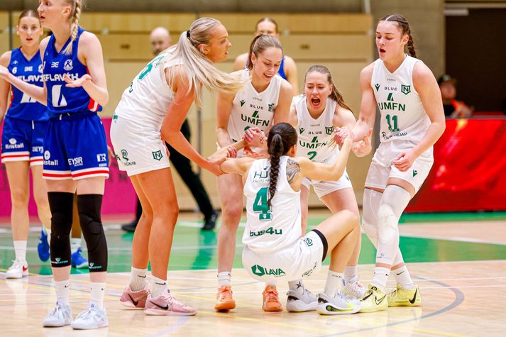 Njarðvíkurkonur spiluðu vel í kvöld og hjálpa hér Danielle Rodriguez upp af gólfinu. Rodriguez var með þrennu í kvöld.