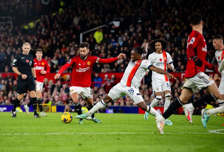 Teden Mengi tæklar Bruno Fernandes, fyrirliða Manchester United.
