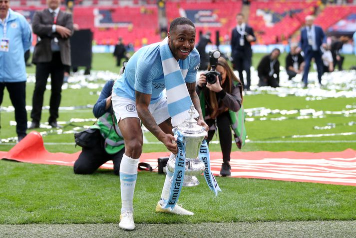 Raheem Sterling fagnar með enska bikarinn um helgina.