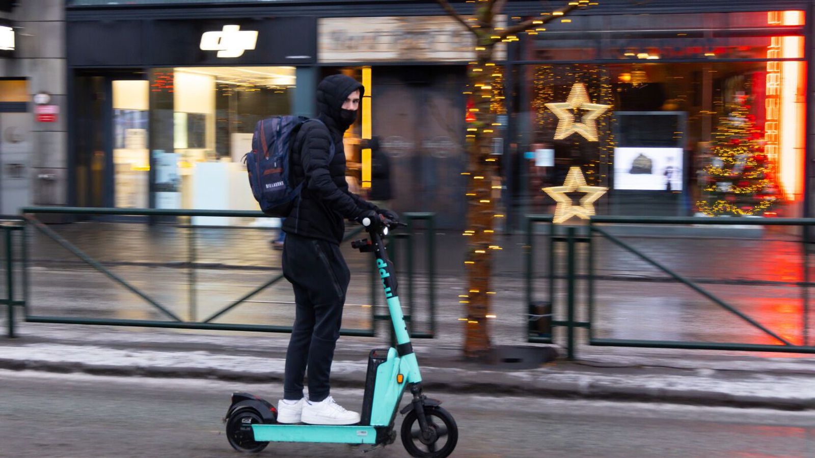 Tvö á einu raf­magns­hlaupa­hjóli og flutt á bráða­mót­töku