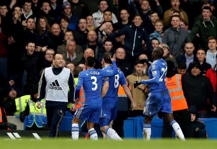 Terry fagnar með félögum sínum. Pylsan er líklega við það að leggja af stað úr stúkunni þarna.