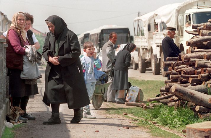 Myndin hér að ofan er frá 9. maí árið 1995 og tekin í bænum Pakrac í austari hluta Króatíu. Þá höfðu 65 Serbar fengið sérstakt leyfi til þess að fá frelsi úr serbneskri hólmlendu sem króatíski herinn hafði tekið yfir.