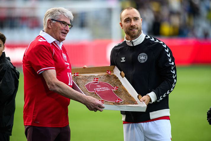 Christian Eriksen var heiðraður fyrir að spila 150 landsleiki fyrir leikinn örlagaríka á móti Úkraínu í byrjun júní.
