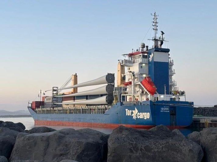 Flutningaskipið Idunn frá Torcargo lagðist að bryggju í Þorlákshöfn í kvöld með fyrstu vindmyllurnar. Spaðarnir eru 68 metra langir.