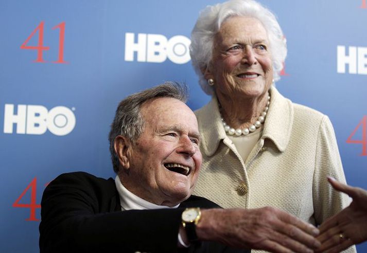 George Bush eldri ásamt eiginkonu sinni, Barböru, árið 2012.