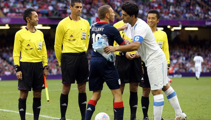 Luis Suarez og Craig Bellamy fyrir leik.