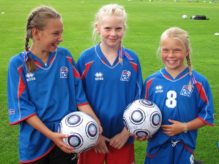Snædís Logadóttir, Karen Ósk Bernburg og Kristín Dís Árnadóttir með boltana góðu.