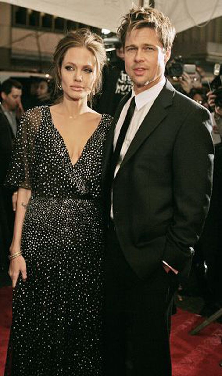 Angelina og Brad halda börnum sínum á jörðinni.