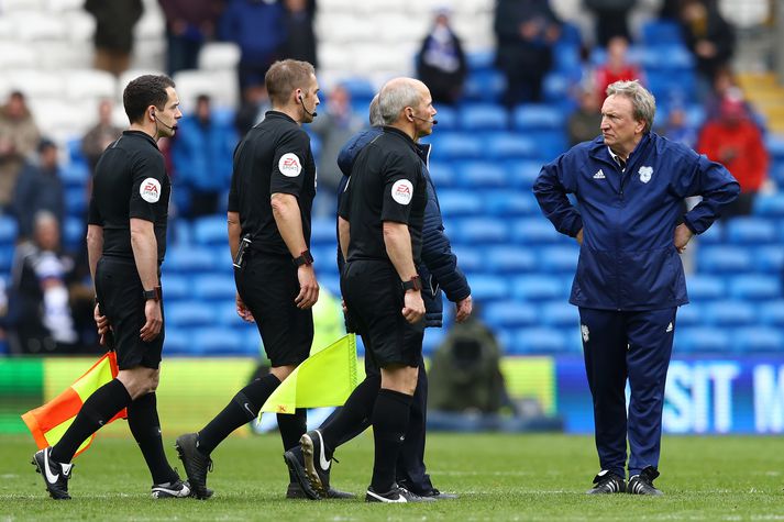 Warnock horfir á dómarann Craig Pawson bálreiður.