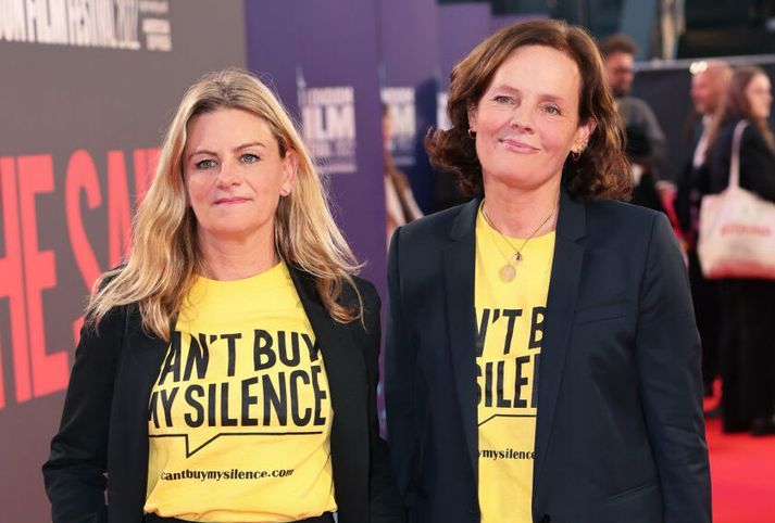 Zelda Perkins, sem er til vinstri á myndinni, braut gegn trúnaðarsamningi til að segja frá misnotkun Harvey Weinstein. Hún hefur barist fyrir lagabreytingum.