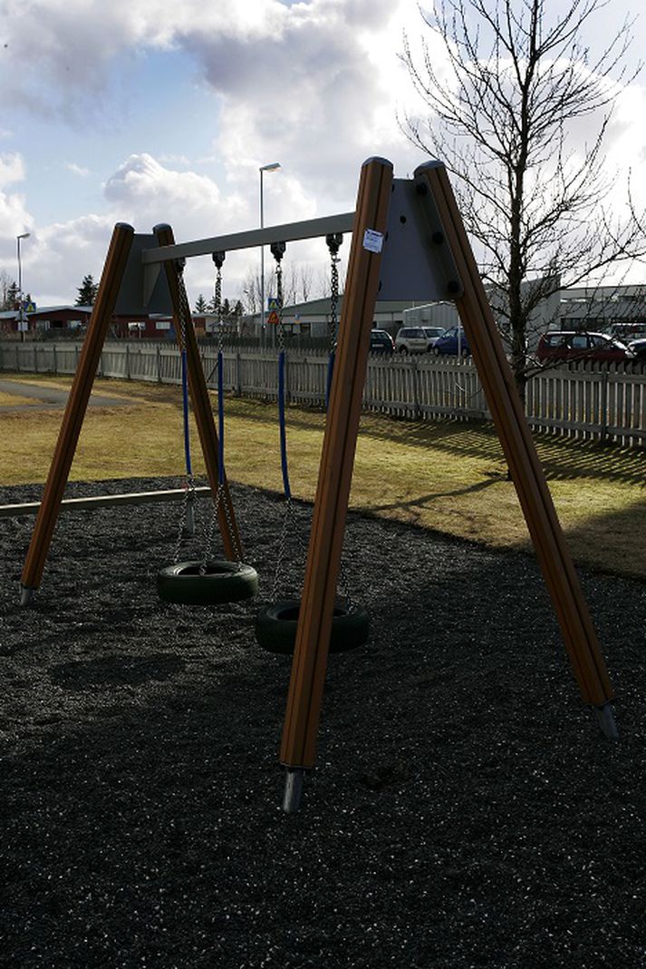 Parið var á leikvelli.