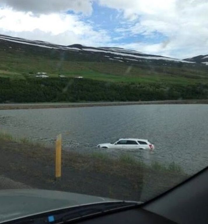 Mynd náðist af bílnum í hálfu kafi.