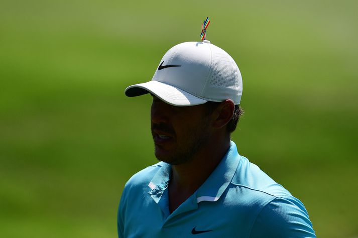 Brooks Koepka lék best á fyrsta degi mótsins. Hann spilar með regnbogaborða á derhúfunni eins og sjá má.