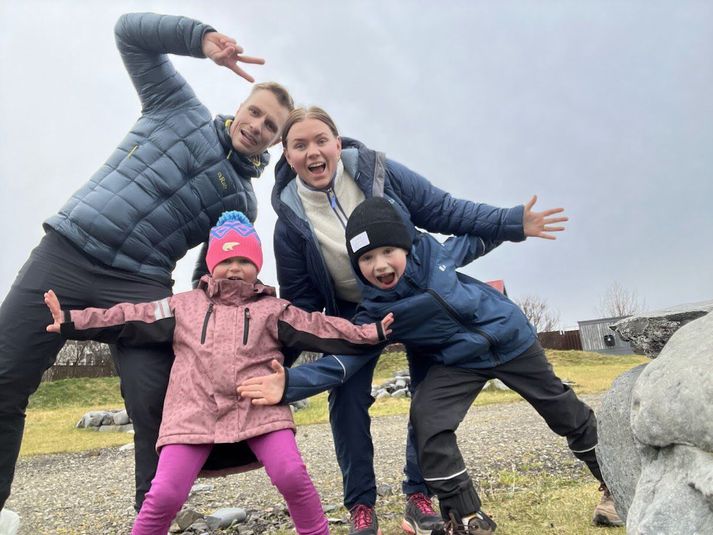 Fjölskyldan á ferðalagi í vetrarfríi.