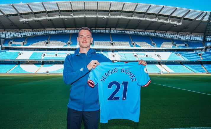 Sergio Gómez mun leika í treyju númer 21 hjá Manchester City.