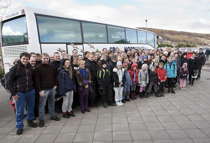 Hópurinn stillti sér upp til myndatöku á flugvellinum, rétt áður en brunað var upp í fjall.