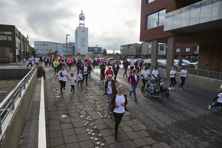 Fjöldi fólks tók þátt í Kvennahlaupinu víða um land. Hér má sjá hlaupara í Garðabæ í morgun.