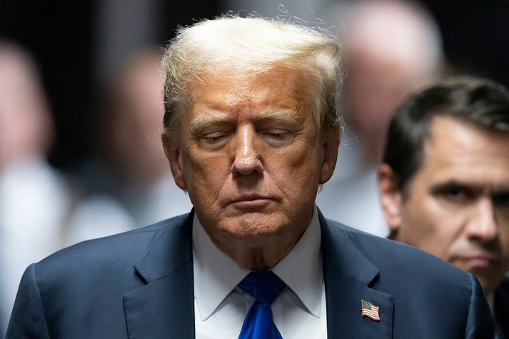 Trump yfirgaf dómshúsið í New York þungur á brún sem fyrsti fyrrverandi forsetinn í sögu Bandaríkjanna til þess að hljóta sakadóm.