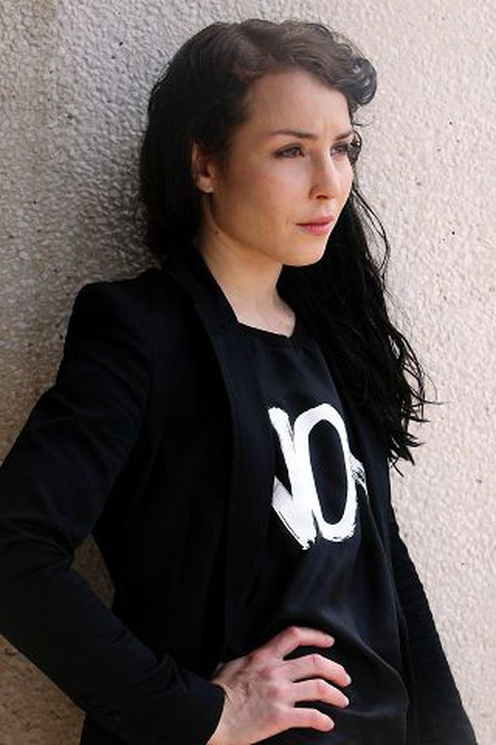 Noomi Rapace er orðin ein frægasta leikkona Norðurlandanna eftir leik sinn í kvikmyndinni Karlar sem hata konur. Noomi þreytti frumraun sína í kvikmyndum þegar hún lék lítið hlutverk hjá <B>Hrafni Gunnlaugssyni.</B>