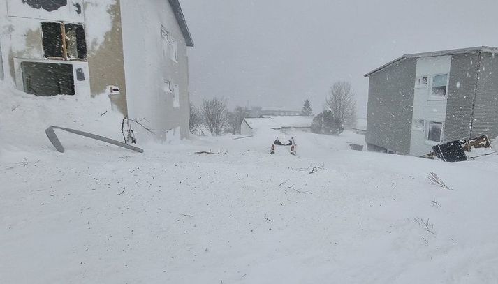 Svona voru aðstæður eftir að snjóflóð féll á hús við Starmýri í Neskaupstað í gærmorgun.