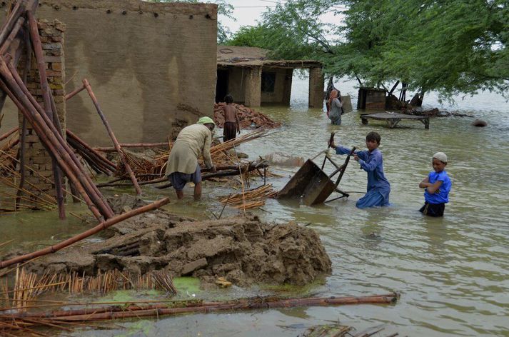 Alls hafa 33 milljónir manna þurft að yfirgefa heimili sín í Pakistan.