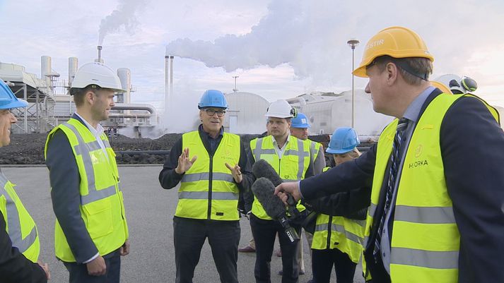 Rick Perry, orkumálaráðherra Bandaríkjanna, ræðir við fréttamenn í Svartsengi í dag. Finnur Beck, starfandi forstjóri HS Orku, til vinstri.