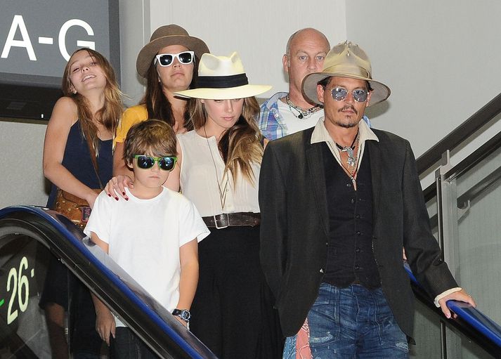Johnny Depp sést hér með Amber Heard og börnum sínum tveimur sem hann á með Vanessa Paradis.