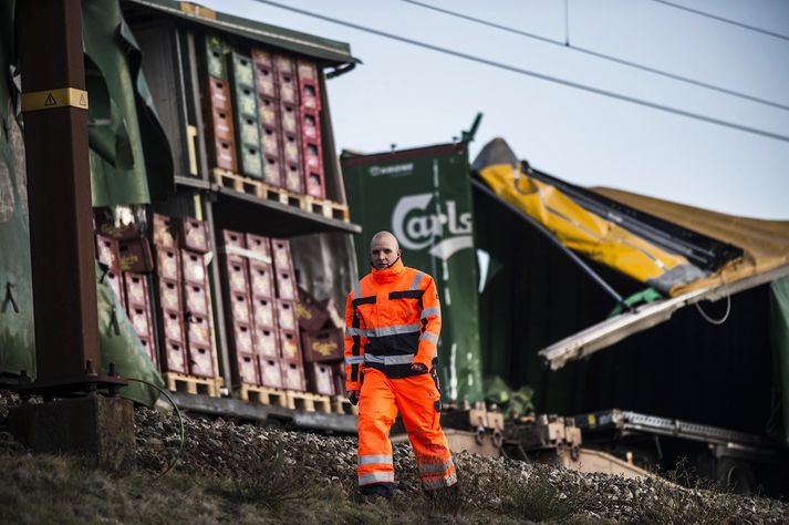 Flutningalestin var að flytja tómar bjórflöskur.