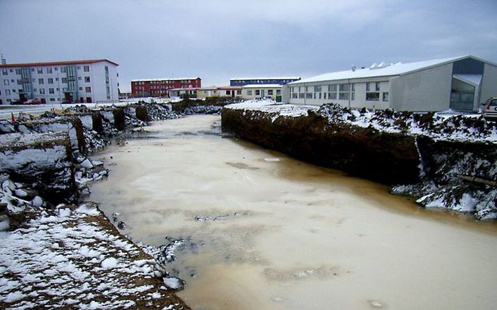 Eins og sjá má er um stóran og djúpan grunn að ræða. Hér sést leikskólinn Vallasel á hægri hönd.