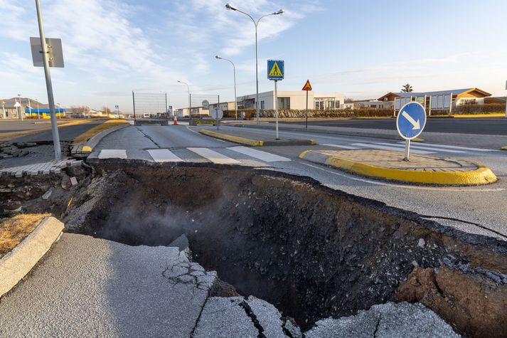 Sigdalur hefur myndast í Grindavík eftir jarðhræringarnar undanfarið og heldur jörð áfram að síga. 