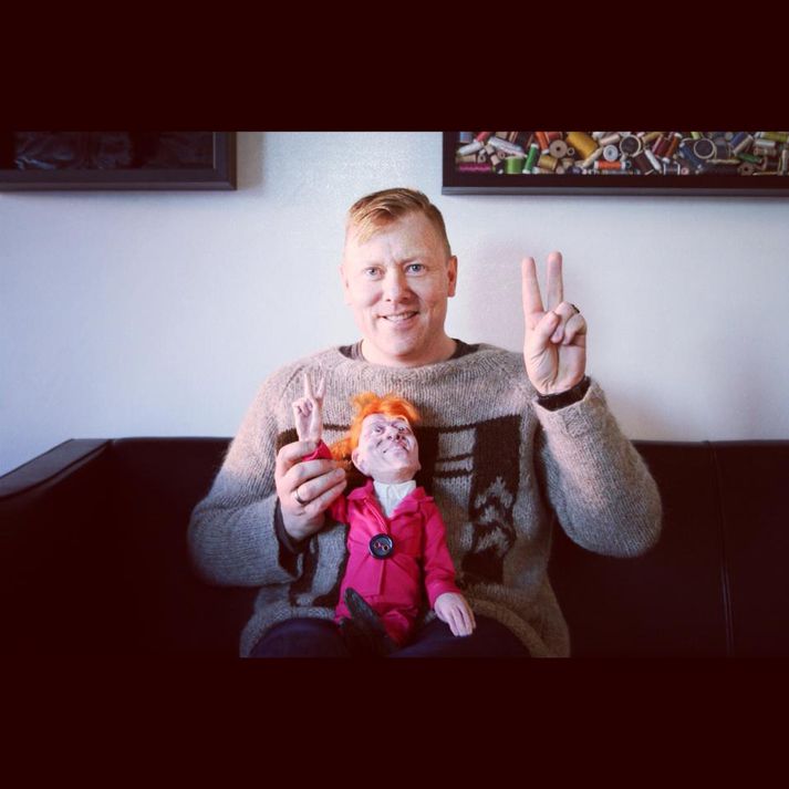 Jón Gnarr með eftirmyndina í fanginu.