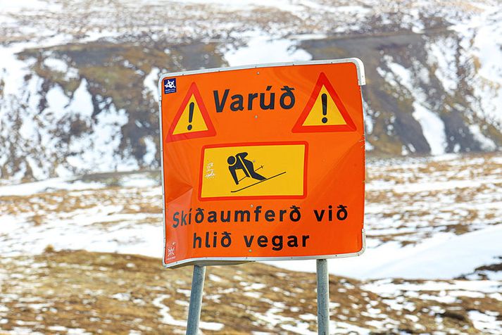 Þótt von sé á snjó og slyddu til fjalla má telja ólíklegt að hafa þurfi auga með skíðafólki í hlíðum Hlíðarfjalls á morgun.
