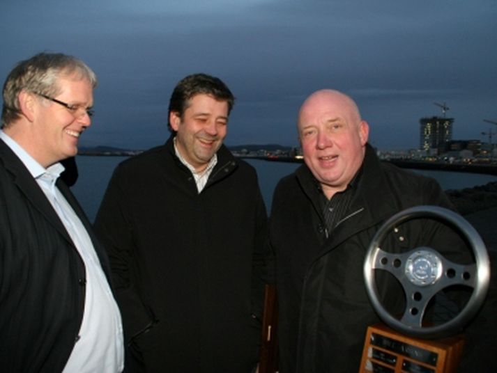 Marinó G. Björnsson, sölustjóri Heklu, með Stálstýrið. VW Tiguan er Bíll ársins 2009.