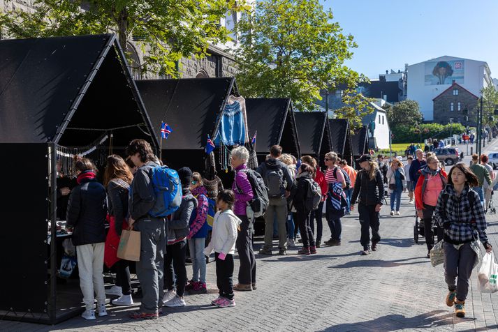 Sé kortaveltan sett á fast gengi krónunnar sést að veltan jókst um 10,4% milli áranna 2017 og 2018 borið saman við 33,5% aukningu árið áður, segir í Hagsjá Landsbankans.