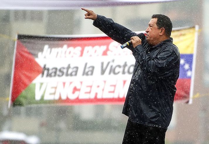 Hugo Chavez lét ekki rigninguna stöðva sig á kosningafundi á fimmtudag. nordicphotos/AFP