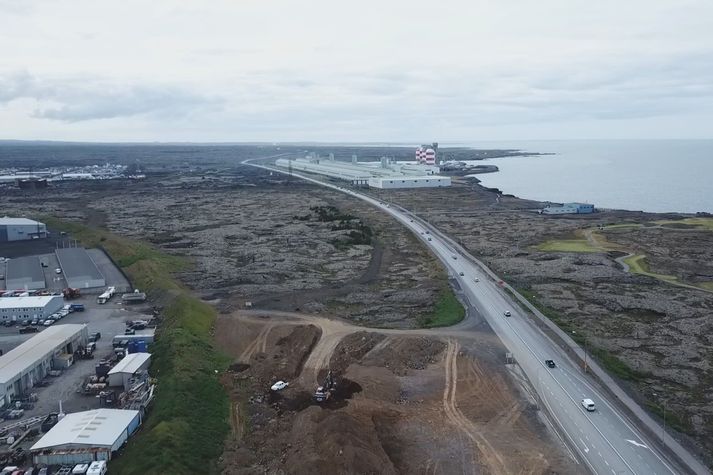 Til stóð að sveigja Reykjanesbraut til suðurs fjær álverinu. Nú hefur Hafnarfjarðarbær fallist á ósk Vegagerðarinnar um að endurskoða aðalskipulagið.