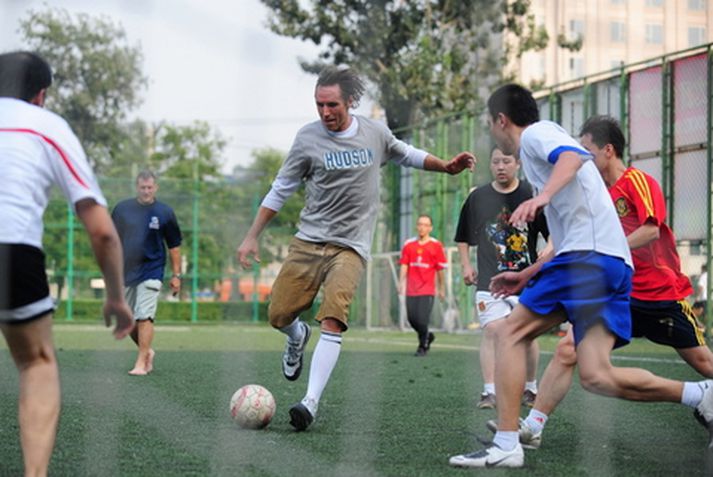 Steve Nash sýnir listir sínar með boltann þegar hann var í ferðalagi í Kína í síðasta mánuði.