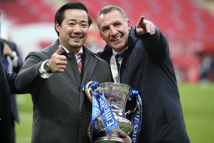 Formaður Leicester City, Aiyawatt Srivaddhanaprabha, og þjálfari liðsins, Brendan Rodgers, fagna FA-bikar sigrinum á Chelsea í dag.