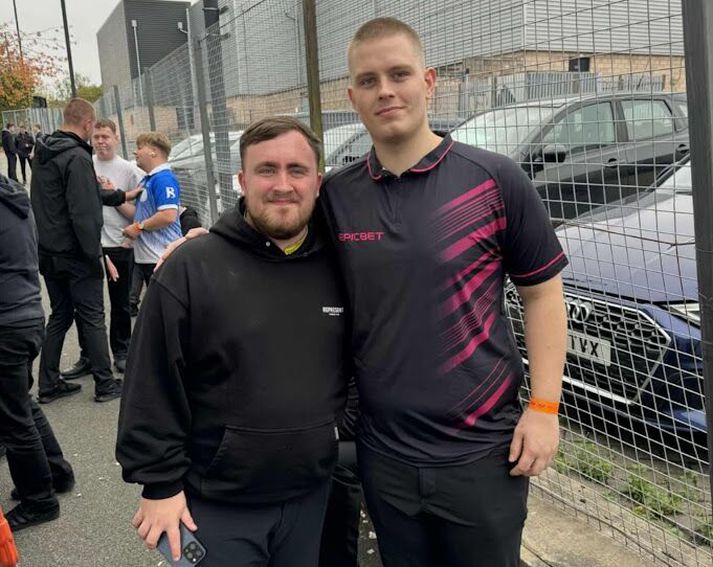 Alexander Veigar Þorvaldsson með heimsmeistaranum Luke Littler.