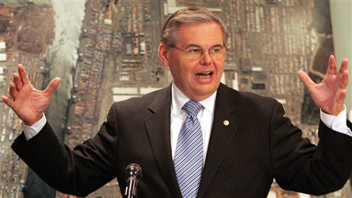 Robert Menendez, öldungadeildarþingmaður frá New Jersey, er meðal þeirra sem hafa gagnrýnt það að fyrirtæki sem er staðsett í Sameinuðu Arabísku furstadæmunum fái að reka sex hafnir í Bandaríkjunum. Ein þeirra er einmitt í New Jersey.