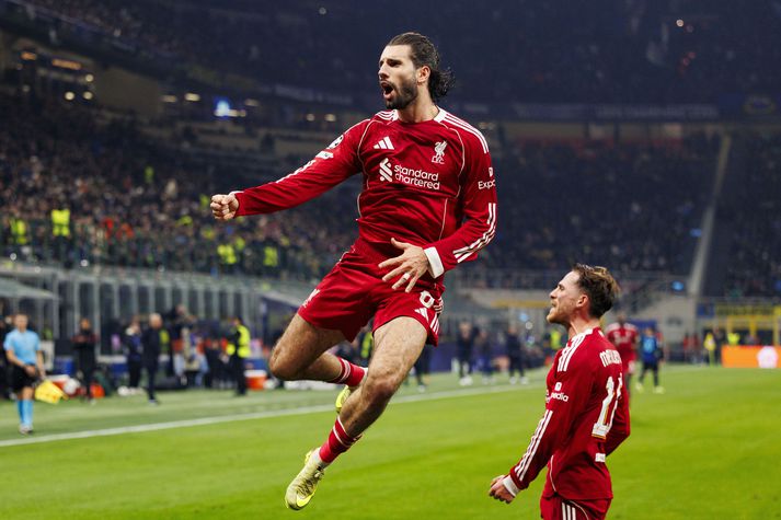 Dominik Szoboszlai fagnar sigurmarki sínu fyrir Liverpool á San Siro í gærkvöldi.