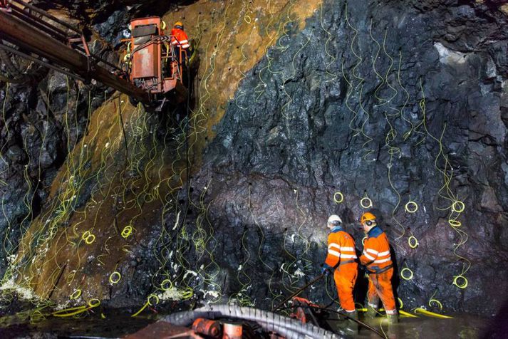 Göngin hafa lengst um 60 metra á viku frá því sprengingar hófust í byrjun júlí. Á myndinni sjást starfsmenn Ásafls hlaða 700 kílógrömmum af sprengiefni í holur í berginu. 