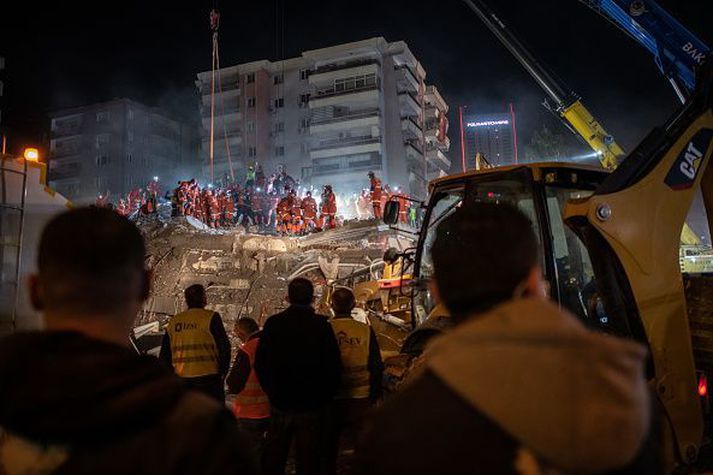 Margar byggingar hrundu í tyrknesku borginni Izmir og er mikið tjón eftir skjálftann.